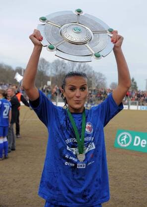 1. FFC Turbine Potsdam ist Deutscher Meister 2010 11 - Fatmire BAJRAMAJ mit der Meisterschale o0 Pokal Trophäe Objekte Jubel, Freude