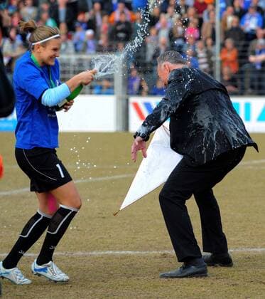 1. FFC Turbine Potsdam ist Deutscher Meister 2010 11 - Sektdusche von TW Desiree SCHUMANN fuer Trainer Bernd SCHROEDER o0 Sekt, Champagner, Champagnerdusche Jubel, Freude