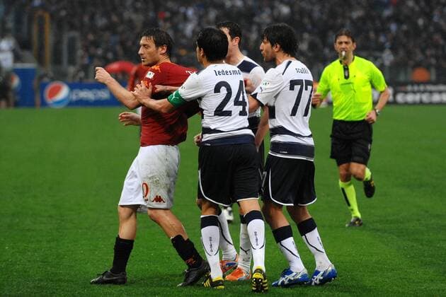 Cristian Ledesma (24), Giuseppe Sculli (77), Francesco Totti (AS), AS Rom (rot) - Lazio Rom (schwarz weiß) andreaxstaccioli o0 Gerangel Rangelei