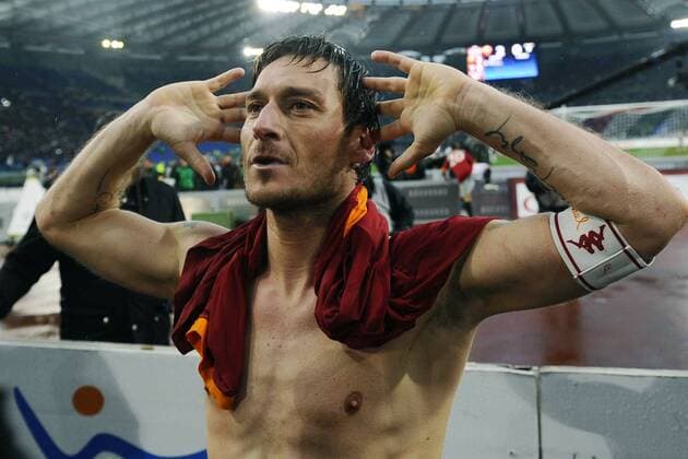 AS Rom (rot) - Lazio Rom (weiß), Francesco Totti  o0 Jubel, Freude nackt