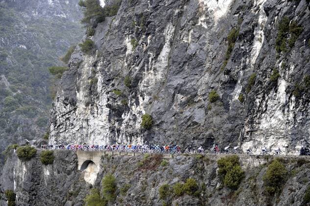Paris - Nizza: Etappe 8: Fahrerfeld auf einer Bergstraße xNicoxVeereckenxPHOTONEWSx  o0 Teilnehmer Teilnehmerfeld Fahrer Berg Serpentine Totale Landschaft Berg FRA