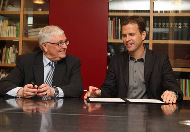 DFB Teammanager Oliver BIERHOFF (rechts) unterzeichnet seinen Vertrag, Vertragsverlängerung neben DFB Präsident Dr. Theo ZWANZIGER (beide GER) in der DFB-Zentrale in Frankfurt