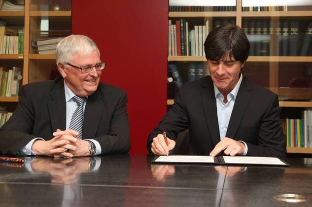 Bundestrainer Joachim LÖW (rechts) unterzeichnet seinen Vertrag, Vertragsverlängerung neben DFB Präsident Dr. Theo ZWANZIGER (beide GER) in der DFB-Zentrale in Frankfurt