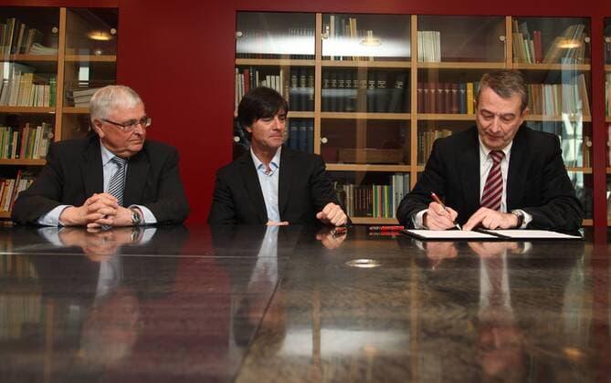 Bundestrainer Joachim LÖW (Mitte) unterzeichnet seinen Vertrag, Vertragsverlängerung neben DFB Präsident Dr. Theo ZWANZIGER (L) und DFB Generalsekretär Wolfgang NIERSBACH (alle GER) in der DFB-Zentrale in Frankfurt