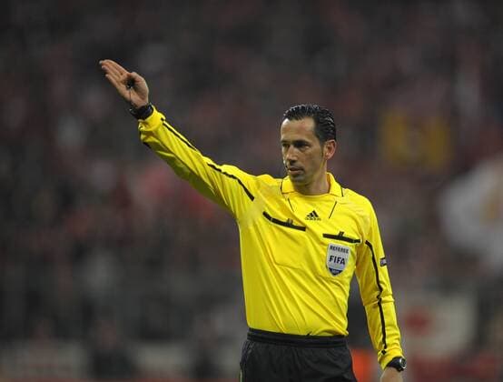 15.03.2011, Fussball Champions League, Achtelfinale Rückspiel, FC Bayern München - Inter Mailand, Allianz-Arena München, Schiedsrichter Pedro Proenca (POR) gestikuliert.