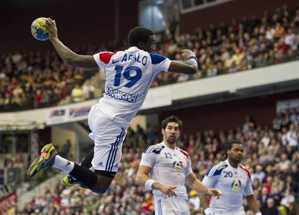 Luc ABALO (FRA) in Aktion. re: Nikola KARABATIC (13) und Cedric SORHAINDO (20 FRA) Vorrunde Gruppe A: Deutschland - Frankreich in Kristianstad am 19.01.2011. Handball 22. Handball Weltmeisterschaft der Männer in Schweden 2011. -- 22nd. Men s Handball World Championship in Sweden 2011,