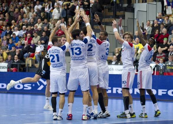 Lars KAUFMANN (verdeckt GER) gegen die Abwehrmauer von Michael GUIGOU, Nikola KARABATIC, Jerome FERNANDEZ, Didier DINART, Xavier BARACHET, Luc ABALO (vl FRA) Vorrunde Gruppe A: Deutschland - Frankreich in Kristianstad am 19.01.2011. Handball 22. Handball Weltmeisterschaft der Männer in Schweden 2011. -- 22nd. Men s Handball World Championship in Sweden 2011,