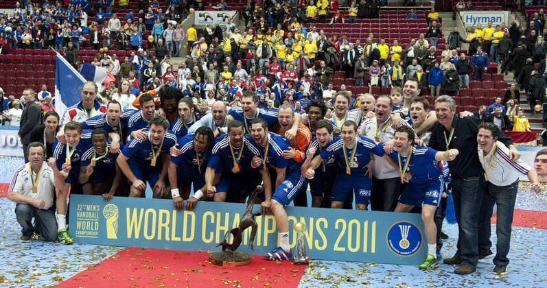 Weltmeister Frankreich - Gruppenfoto der Mannschaft mit der Siegertrophäe FINALE: Frankreich - Dänemark in Malmö am 30.01.2011. Handball 22. Handball Weltmeisterschaft der Männer in Schweden 2011. Final Match: France - Denmark in Malmö, 30th january 2011. -- 22nd. Men s Handball World Championship in Sweden 2011, o0 Sieg Weltmeister Objekte Pokal Trophäe Totale Feier Jubel Freude Siegerfoto
