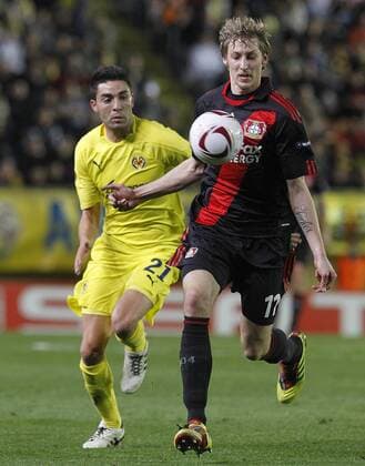 FC Villareal s Bruno Soriano (L) and Bayer 04 Leverkusen s Stefan Kiessling during UEFA Europa League match.March 17,2011.  (201103171565)