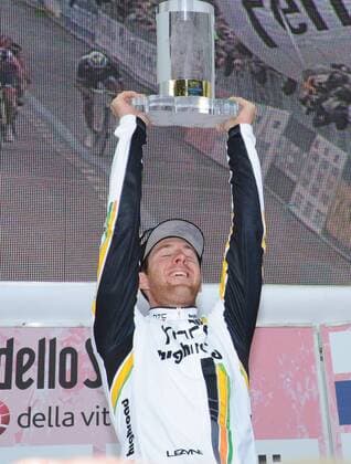 Mailand San Remo 2011, Matthew Goss (AUSTRALIEN Htc - High Road) - Sieger Mailand - San Remo 2011, Sanremo  o0 Jubel, Freude Sieg, Sieger Siegerehrung Pokal, Trophäe Objekte