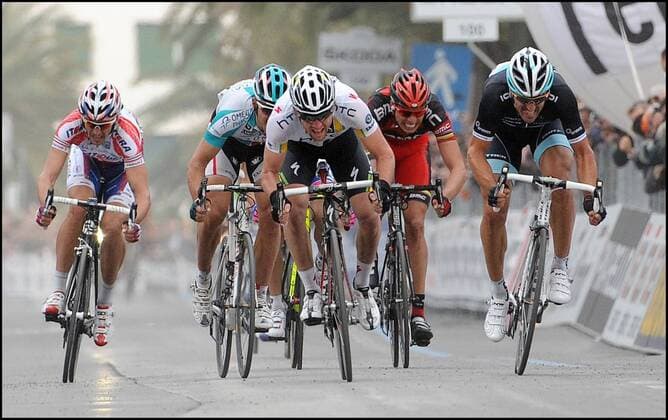 Cyclisme : Milan San Remo - UCI Pro Tour - 19.03.2010 - MATTHEW GOOS (AUSTRALIEN HTC Highroad) gewinnt Mailand San Remo 2011 vor Fabian Cancellara (SUI Leopard - Trek, re.) und Philippe Gilbert (BEL Omega Pharma Lotto, 2.v.li.) - xJimmyxBolcinaxxPNx  o0 Jubel, Freude Sieg, Sieger