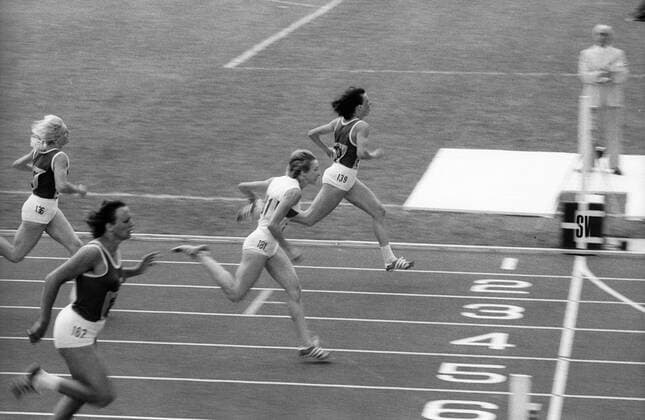 Bärbel Eckert Wöckel (DDR, re.) gewinnt die 200m der Olympischen Spiele 1976 in Montreal vor Annegret Richter (BR Deutschland, 2.v.re.) und Renate Stecher (DDR) Aktion Damen, Sieg, Olympiasieg, Ziel, Ziellinie, Zieleinlauf, BRD, Finale