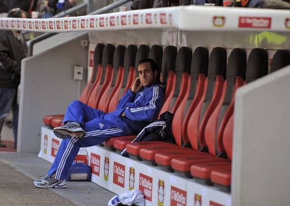 - Bayer 04 Leverkusen - FC Schalke 04 (weiß): Ali Karimi (Schalke) sitzt in der Halbzeigtpause alleine auf der Bank .