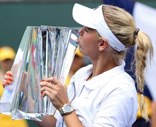 Caroline Wozniacki of Denmark kisses the championship trophy after winning her womens final match at the BNP Paribas Open in Indian Wells, California on March 20, 2011.  IDW20110320706 o0 Sieg Siegerehrung Trophäe Pokal Objekte Freude