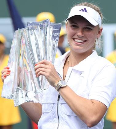 Caroline Wozniacki of Denmark holds the championship trophy after winning her womens final match at the BNP Paribas Open in Indian Wells, California on March 20, 2011.  IDW20110320705 o0 Sieg Siegerehrung Trophäe Pokal Objekte Freude