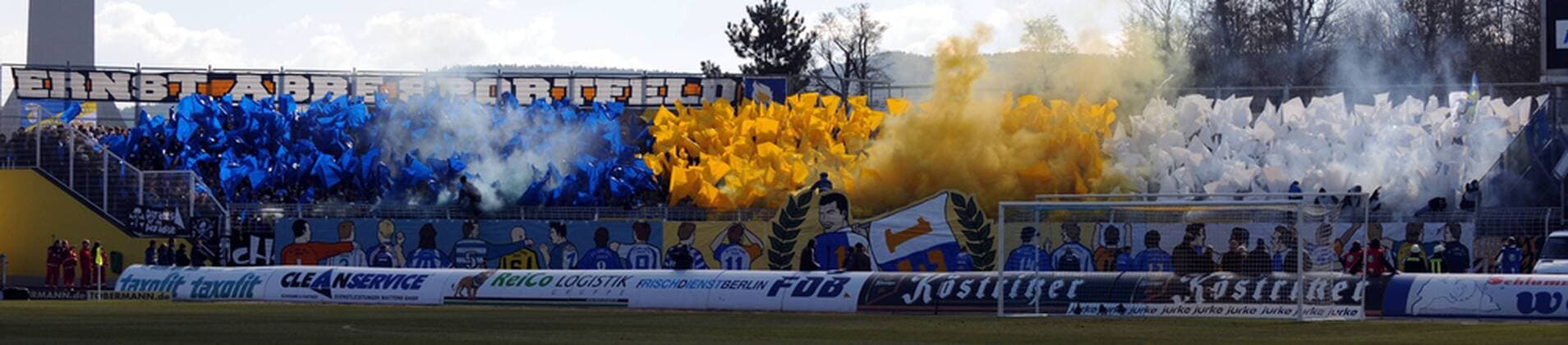 Fussball 3.Liga, FC Carl Zeiss Jena, Saison 2010 2011; Fans aus Jena zünden Feuerwerkskörper, 19.03. 2011, o0 Fan, Fußballfan, Publikum, Fanblock totale Rauch Nebel Qualm Pyrotechnik