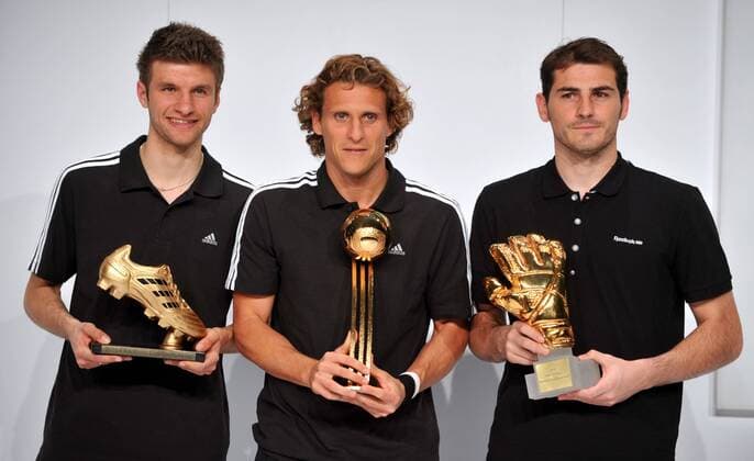 Spielerehrung bei adidas in Herzogenaurach --- v.li.: Thomas Müller (Deutschland goldener Schuh bester Torschütze der FIFA WM 2010), Diego Forlan (Uruguay goldener Ball bester Spieler der FIFA WM 2010) und Iker Casillas (Spanien goldener Handschuh bester Torwart der FIFA WM 2010) o0 Ehrung Trophäe Objekte Torjäger Torschützenkönig Shooting