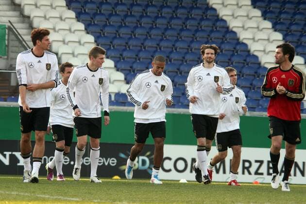 v.li. Mario Gomez, Toni Kroos, Dennis Aogo, Arne Friedrich, Philipp Lahm und Konditionstrainer Benjamin Kugel (Deutschland DFB) laufen sich warm o0 Trainer Fitnesstrainer