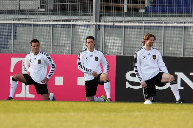 v.li. Mario Götze, Mesut Oezil, Arne Friedrich (Deutschland DFB)