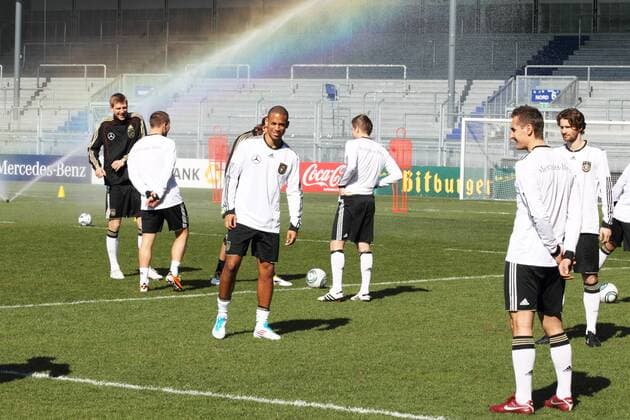 Dennis Aogo (Mitte) - Training der deutschen Nationalmannschaft in Wiesbaden o0 Wasser Wasserstrahl Regenbogen optimistisch