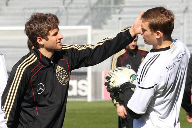 THOMAS MUELLER (li.) und Torwart MANUEL NEUER - Training der deutschen Nationalmannschaft in Wiesbaden
