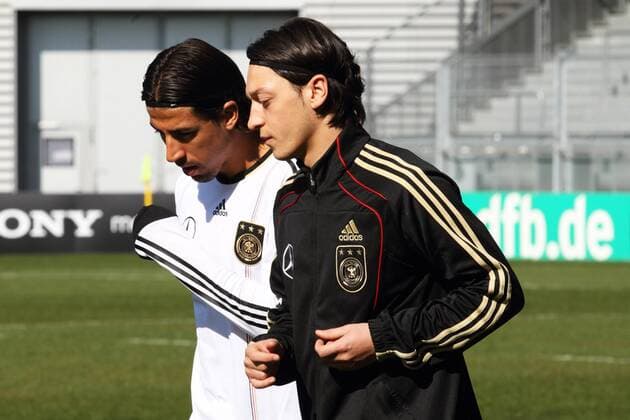 SAMI KHEDIRA (li.) und MESUT OEZIL - Training der deutschen Nationalmannschaft in Wiesbaden