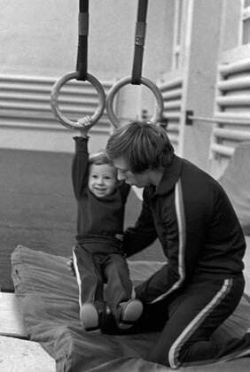 Moscow. USSR. Soviet gymnast Nikolai Andrianov and his son.  TASS_1469856 o0 Training Familie privat Kind