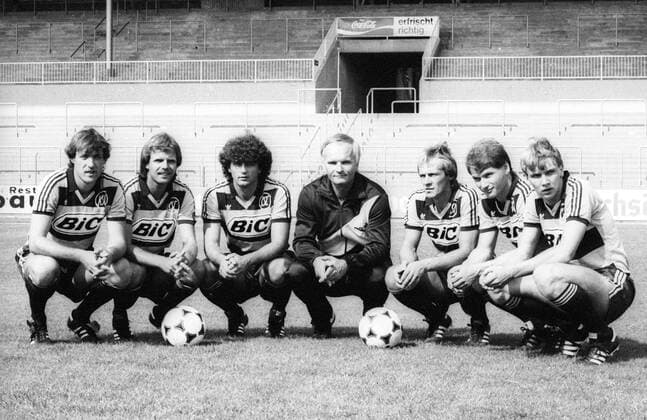 Vorstellung Neuzugänge Karlsruher SC 1982 1983 - Trainer Horst Franz (Mitte) mit v. li.: Gerhard Kleppinger, Helmut Zahn, Erhard Hofeditz, Uwe Bühler und Gerd Dais Präsentation, Pressetermin, 1. BL 1982 1983 Aufmacher Neuzugang, Neuzugänge