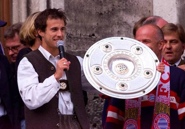 FUSSBALL 1. BUNDESLIGA SAISON 1999 2000 Der FC Bayern Muenchen feiert zum Saisonabschluss auf dem Muenchener Marienplatz das Double am 21.05.2000 DEUTSCHER MEISTER und DFB POKAL SIEGER Mehmet Scholl jubelt mit der Meisterschale , daneben Stadion Sprecher Stephan Lehmann 