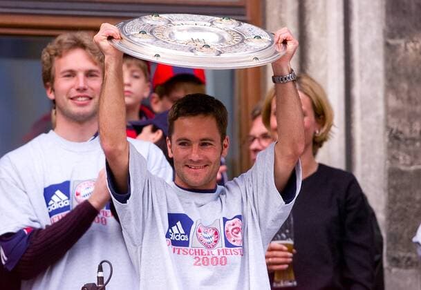 FUSSBALL 1. BUNDESLIGA SAISON 1999 2000 Der FC Bayern Muenchen feiert zum Saisonabschluss auf dem Muenchener Marienplatz das Double am 21.05.2000 DEUTSCHER MEISTER und DFB POKAL SIEGER Michael Wiesinger (li, Torwart Stefan Wessels) jubelt mit der Meisterschale 