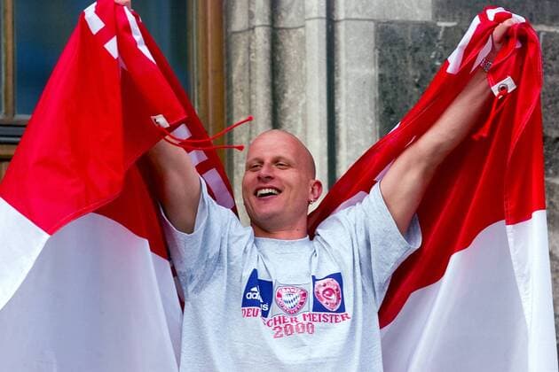 FUSSBALL 1. BUNDESLIGA SAISON 1999 2000 Der FC Bayern Muenchen feiert zum Saisonabschluss auf dem Muenchener Marienplatz das Double am 21.05.2000 DEUTSCHER MEISTER und DFB POKAL SIEGER Carsten Jancker jubelt mit der Bayern Fahne 