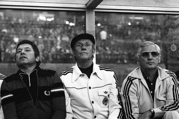 Bundestrainer Helmut Schön (Mitte), Co Trainer Jupp Derwall (re.) und Mannschaftsarzt Dr. Heinrich Heß (alle BR Deutschland) Aktion