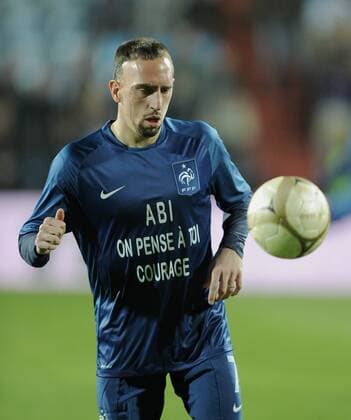 Luxemburg vs. Frankreich --- Franck RIBERY (Frankreich) sendet per T-Shirt Genesungswünsche an seinen Teamkollegen Eric Abidal, der an einem Lebertumor erkrankt ist: Abi, on pense a toi, courage (etwa: wir denken an Dich, nur Mut!)  o0 Schriftzug Botschaft krank Krankheit Tumor Kameradschaft Spitzname