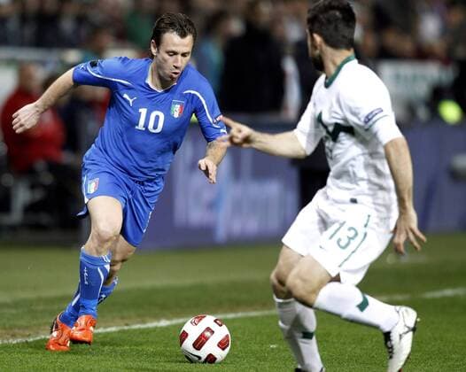 Slowenien vs. Italien in Ljubljana. Bild zeigt Antonio Cassano (ITA, li.) und Bojan Jokic (SLO). 