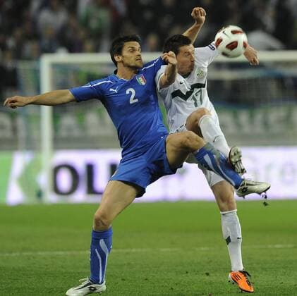 Slowenien (weiß) vs. Italien (blau) in Ljubljana --- Cristian Maggio (li.) - Andraz Kirm 