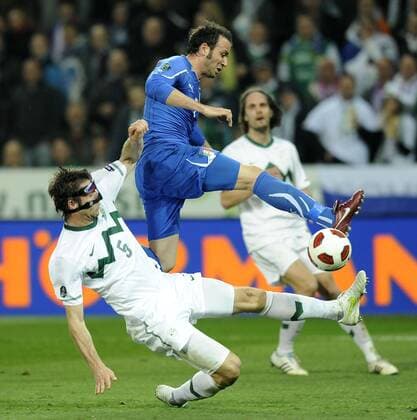 Slowenien (weiß) vs. Italien (blau) in Ljubljana --- Giampaolo Pazzini (Mitte) - Bostjan Cesar (vorn) 