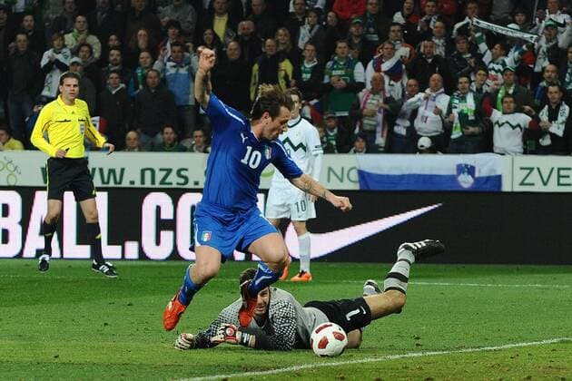 Slowenien (weiß) vs. Italien (blau) in Ljubljana --- Antonio Cassano - Torwart Samir Handanovic (SLO) 