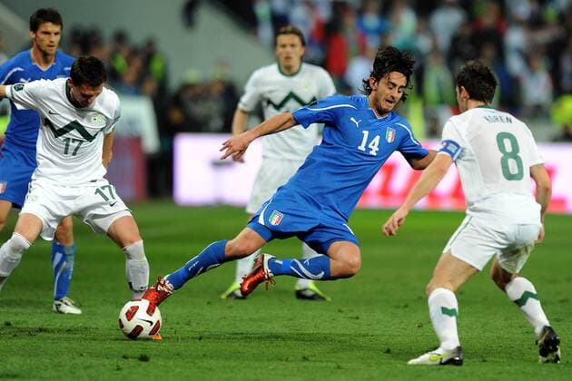 v.li.: Andraz Kirm (SLO), Alberto Aquilani (ITA), Robert Koren (SLO) --- Slowenien (weiß) vs. Italien (blau) nicoloxzangirolami