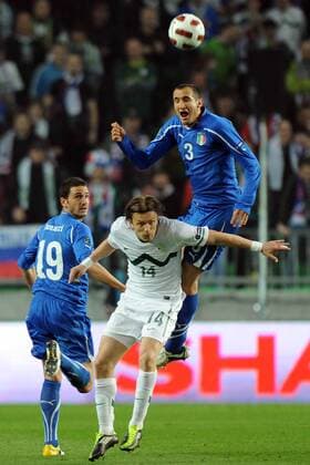 Giorgio Chiellini (ITA, re.), Zlatko Dedic (SLO) --- Slowenien (weiß) vs. Italien (blau) nicoloxzangirolami o0 Überlegenheit