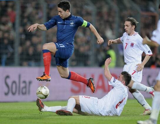Luxemburg vs. Frankreich --- Samir NASRI (li, Frankreich) gegen Gilles BETTMER (Mitte, Luxemburg) und Charles LEWECK (re, Luxemburg) 