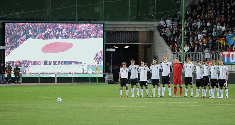 FUSSBALL INTERNATIONAL EM 2012-Qualifikation Gruppe A 26.03.2011 Deutschland Das deutsche Team umarmt sich bei einer Gedenkminute für die Opfer der Katastrophe in Japan: Philipp Lahm, Thomas MÜLLER, Mesut ÖZIL, Sami KHEDIRA, Per MERTESACKER, Manuel NEUER, Holger BADSTUBER, Bastian SCHWEINSTEIGER, Miroslav KLOSE, Dennis AOGO und Lukas PODOLSKI (v.li.)  o0 Anteilnahme, Gedenken, Erdbeben Trauer Naturkatastrophe Schweigeminute Anteilnahme Tsunami