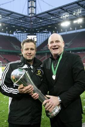 Trainer Sven Kahlert (li.) und Manager Siegfried Dietrich (1. FFC Frankfurt) mit DFB Pokal - DFB Pokalfinale der Frauen 1. FFC Frankfurt - Turbine Potsdam im Rhein Energie Stadion Köln o0 Jubel, Freude, Sieg, Sieger, Trophäe, Objekte, Funktionär
