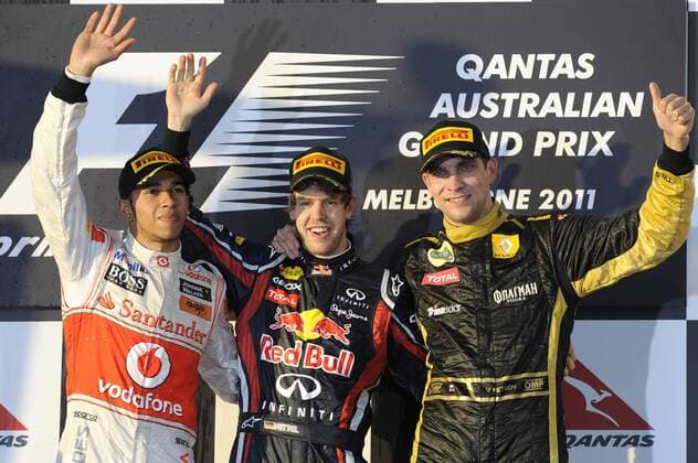 Siegerehrung des GP von Australien 2011, v.li.: Lewis HAMILTON (GBR), McLaren Mercedes - Sieger Sebastian VETTEL (GER), Red Bull Racing - Vitaly PETROV (RUS), Lotus Renault GP Formel 1: GP von Australien, Melbourne. o0 Siegerehrung Jubel, Freude Sieg, Sieger