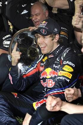 Sebastian VETTEL (GER Red Bull Racing) - Sieger des GP von Australien 2011 Formel 1: GP von Australien, Melbourne. o0 Jubel, Freude Sieg, Sieger Pokal, Trophäe Objekte