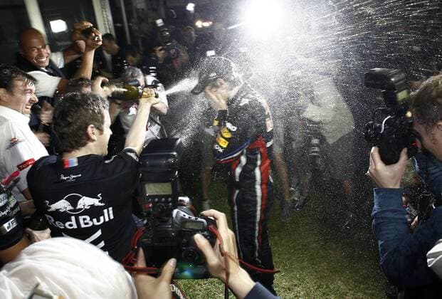 Motorsports: FIA Formula One World Championship 2011, Grand Prix of Australia, 01 Sebastian Vettel (GER, Red Bull Racing, C), xHOCHxZWEIx o0 Jubel Freude Sieg Mechaniker Techniker Crew Sekt Sektdusche Champagner Champagnerdusche