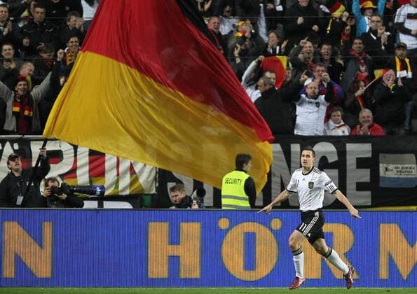 Fussball, EM Qualifikation - 26.03.2011, Deutschland vs. Kasachstan, v.l. Miroslav Klose (GER) o0 Jubel, Freude Fahne, Landesfahne Deutschlandfahne totale Objekte