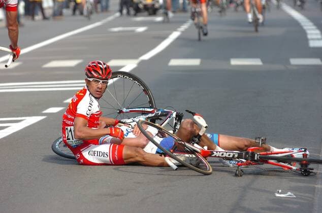 Gent - Wevelgem 2011; Leonardo Duque (COL Cofidis, li.) und Yoann Offredo (FRA Francaise des Jeux) stürzen  o0 Sturz