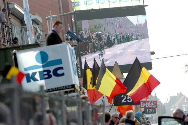 Gent - Wevelgem 2011; Anzeigetafel und Fahnen von Belgien  o0 Fahne, Landesfahne Anzeigetafel, Anzeige, Tafel, Stadionanzeige