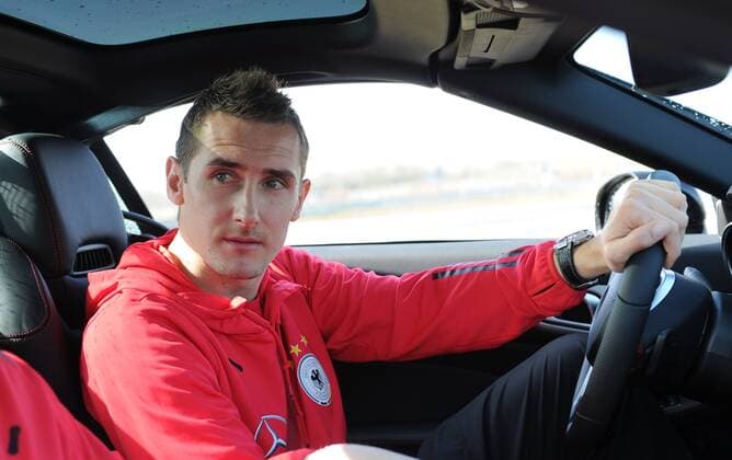 Am Steuer des Mercedes-Benz Miroslav KLOSE (Deutschland). Fussball: Driving-Experience Fahrsicherheitstraining der deutschen Fussball Nationalmannschaft der Männer auf der Strecke des ADAC-Fahrsicherheitszentrum in Grevenbroich, 28.03.2011. Poolfoto.