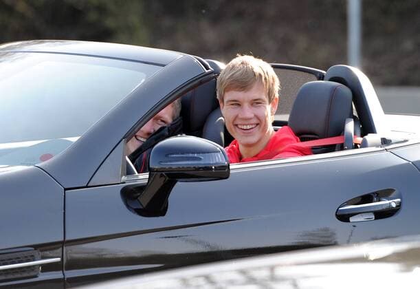 Am Steuer des Mercedes-Benz SLK 350 BlueEFFICIENCY: Holger BADSTUBER (Deutschland) lacht. Links sitzt Bastian SCHWEINSTEIGER (Deutschland). Fussball: Driving-Experience Fahrsicherheitstraining der deutschen Fussball Nationalmannschaft der Männer auf der Strecke des ADAC-Fahrsicherheitszentrum in Grevenbroich, 28.03.2011. Poolfoto.